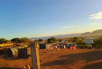 Decenas de personas invaden la primaria Valentín Gómez Farías, en Culiacán
