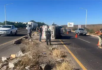 Vuelca camioneta de lácteos sobre La Costerita en Culiacán
