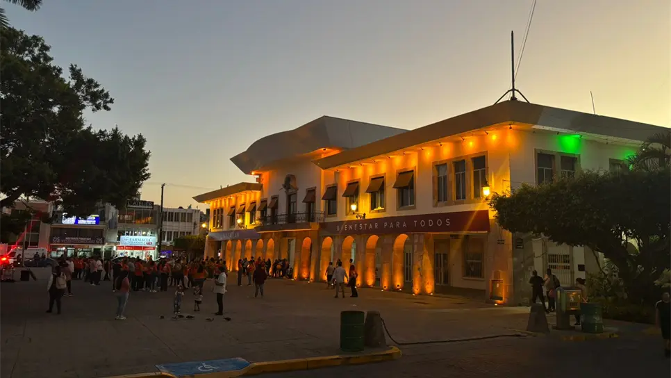 El Palacio Municipal se vistió de naranja. (FOTO: Mayhan Barraza).