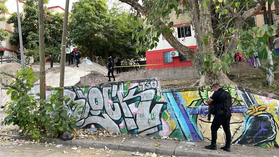 El cuerpo del joven fue cubierto con una sábana. (FOTO: Luz Noticias).