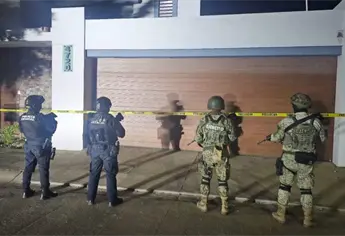 Policías y militares aseguran 28 armas de fuego, granadas y cargadores en un domicilio en Urbivillas del Cedros, Culiacán