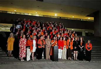 Palacio de Gobierno se ilumina de naranja para rechazar la violencia contra mujeres y niñas