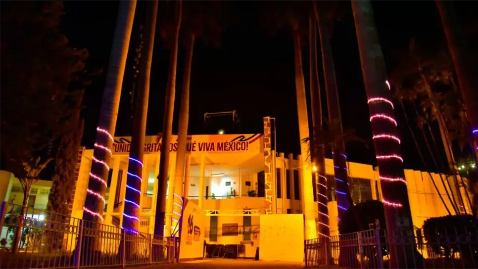 Ambos funcionarios coincidieron en que la iluminación naranja simboliza un llamado colectivo para construir entornos seguros y libres de violencia durante los 16 días de la campaña y a lo largo de todo el año