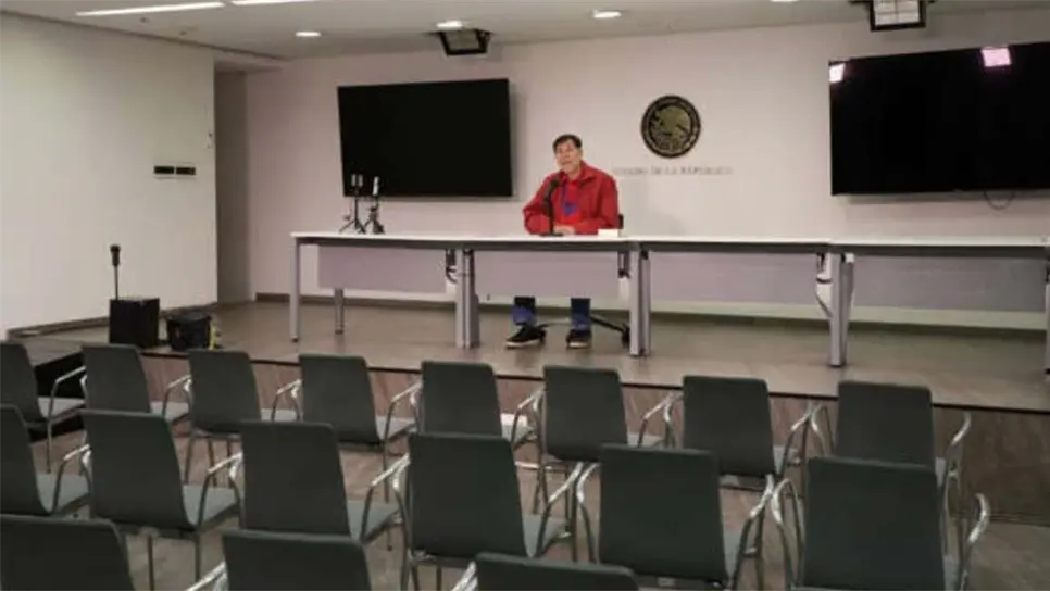 Durante la conferencia, el senador reiteró sus críticas a Quiroz, negó haber incurrido en violencia política y denunció una campaña perversa en su contra. Afirmó que su llamado al diálogo fue deliberadamente ignorado