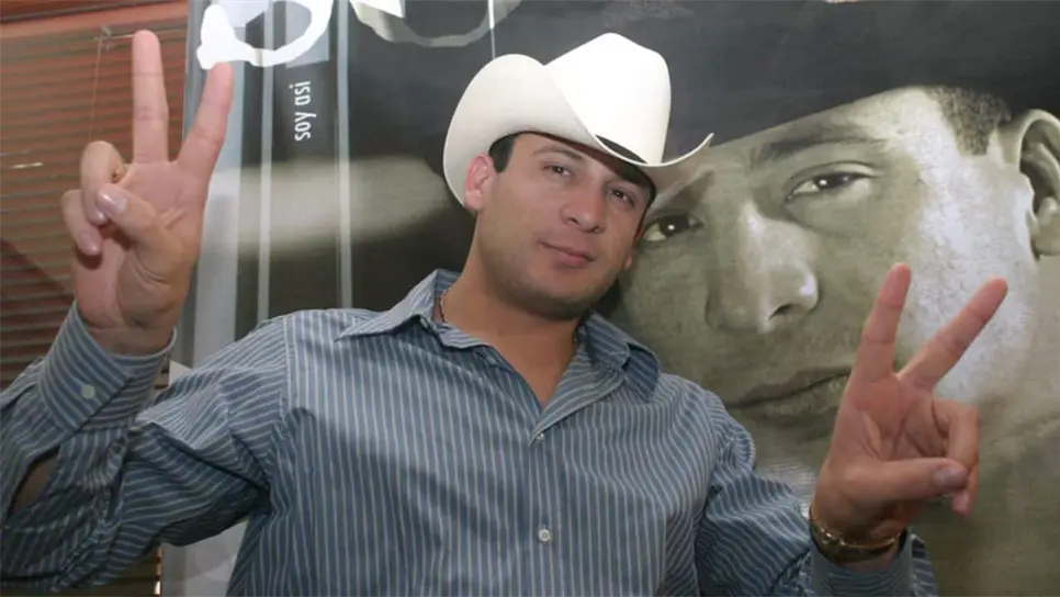 El intérprete se graduó de la carrera de Derecho en la Universidad de Sonora, una institución de educación superior autónoma y pública, que se posiciona como referente educativo en el estado