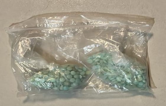 Detienen a dos sujetos con 50 mil dolares en efectivo y 200 pastillas de  fentanilo en el Tres Ríos, Culiacán | Luz Noticias