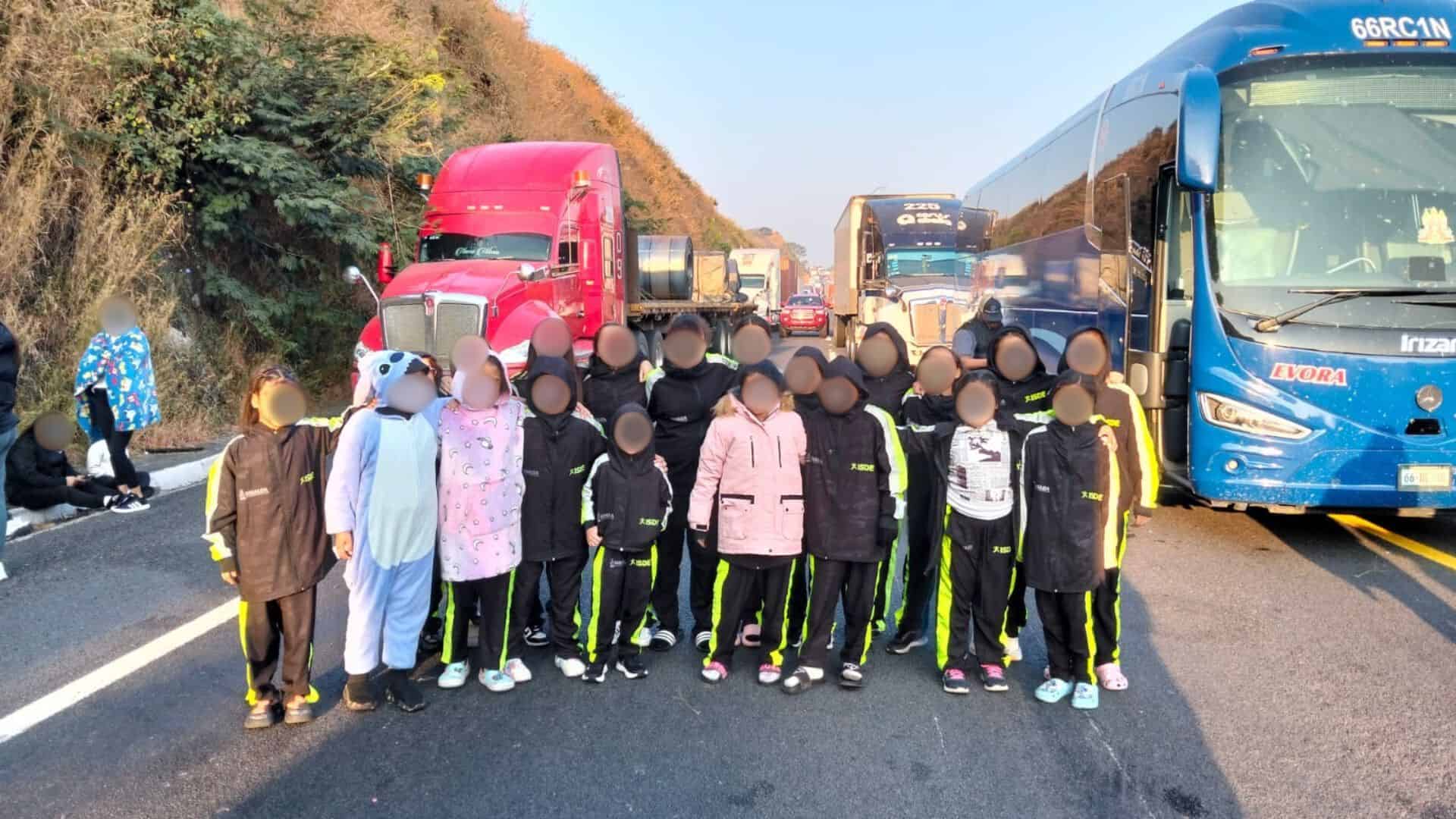 ¡Piden ayuda!  30 niñas deportistas sinaloenses llevan horas varadas en Jalisco por bloqueos; No tienen comida