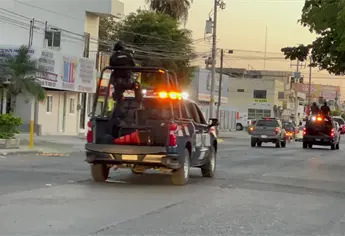 Policías municipales detienen a dos sujetos con cartuchos y armas en Los Mochis