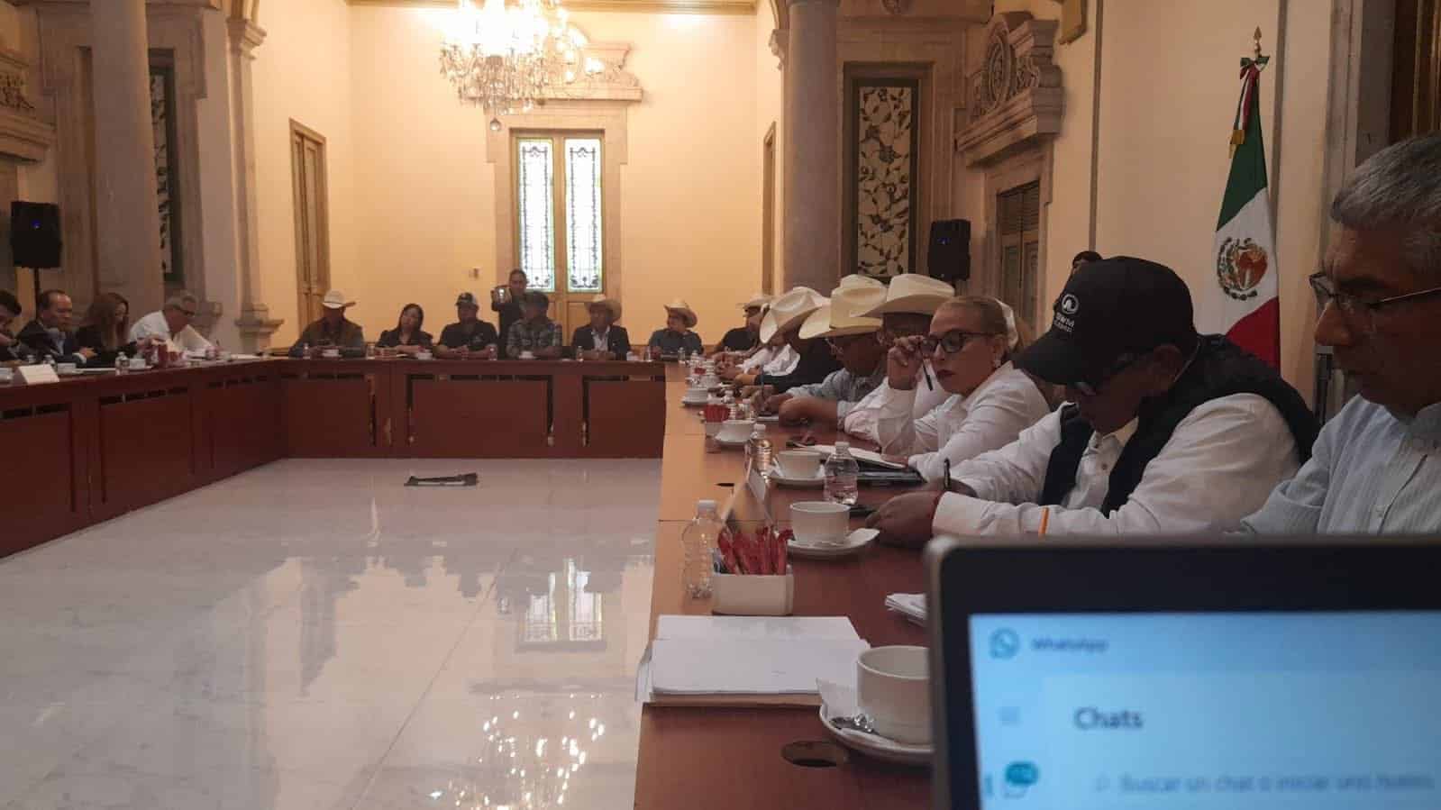 Segob reabre la mesa de diálogo y productores regresan a negociar; bloqueos continúan