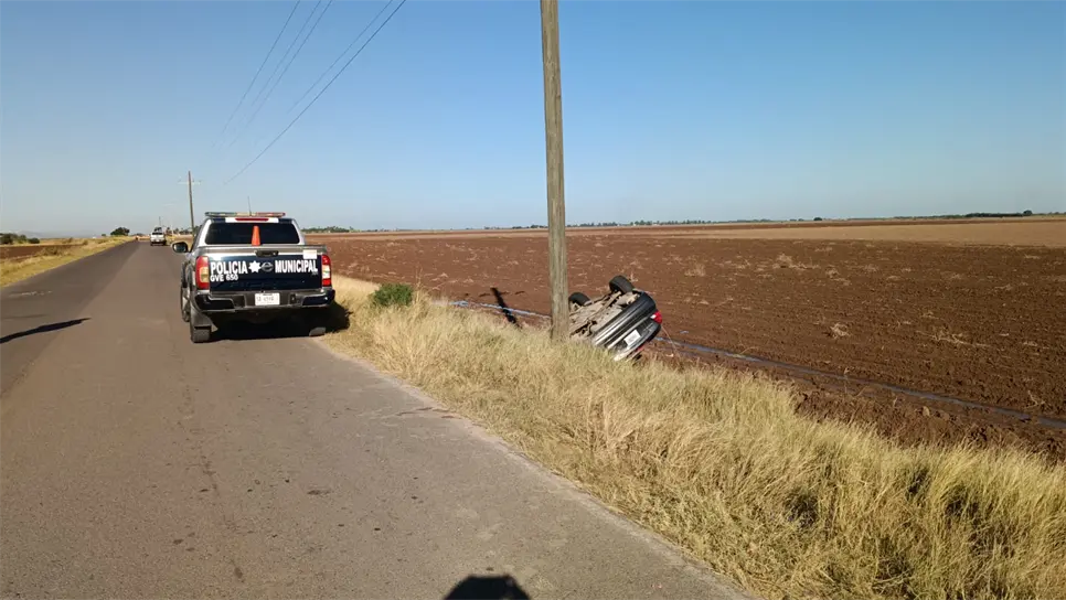 El vehículo quedó volcado a un costado del camino. (FOTO: Cortesía).