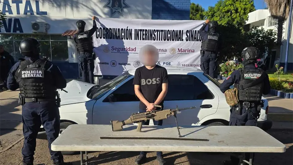 El detenido con el arma asegurada. (FOTO: Cortesía).