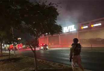 Incendian lote de vehículos en la colonia Miguel de la Madrid, en Culiacán