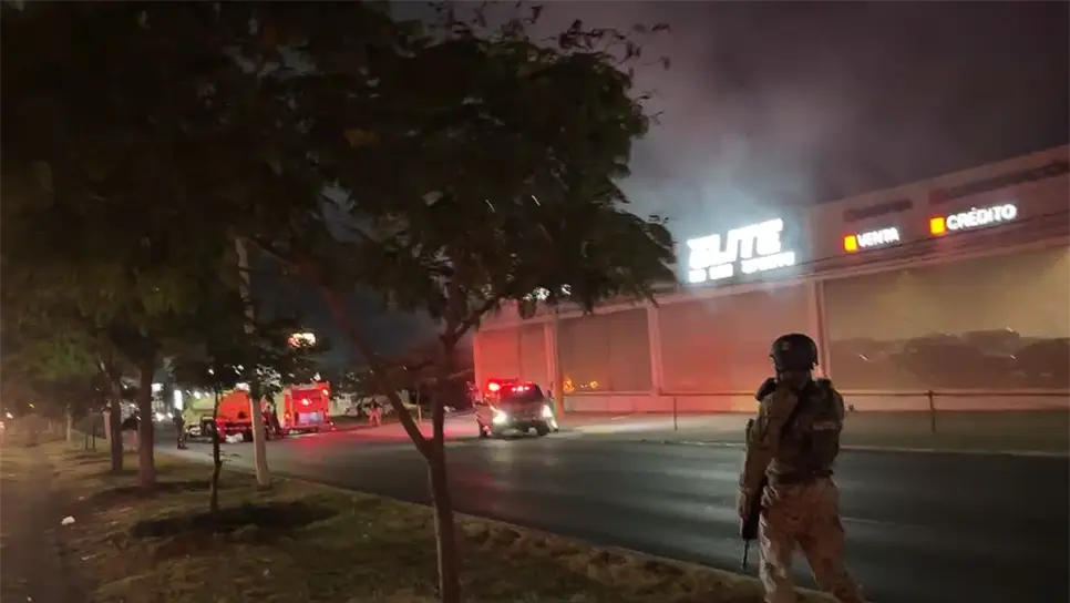 Los bomberos tuvieron que abrir un hoyo en la cortina para poder ingresar y sofocar el fuego.