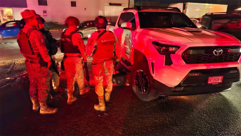 Al encontrarse en estado de abandono ambas unidades, personal de las fuerzas federales y municipales, presentes en el lugar, determinaron el traslado de la camioneta y motocicleta a una pensión para su resguardo en tanto se realizan las investigaciones correspondientes