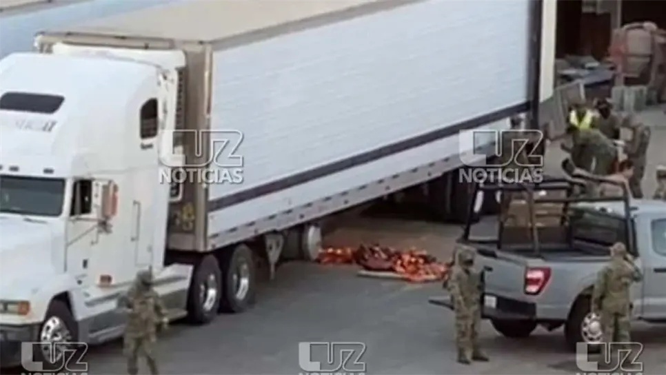 Luego de varias horas, las sustancias fueron transportadas por elementos de la Secretaría de Marina en un vehículo que fue custodiado por dos patrullas de la misma corporación para llevarlas a presentar ante las autoridades correspondientes para su resguardo. (FOTO: Enrique Chan).