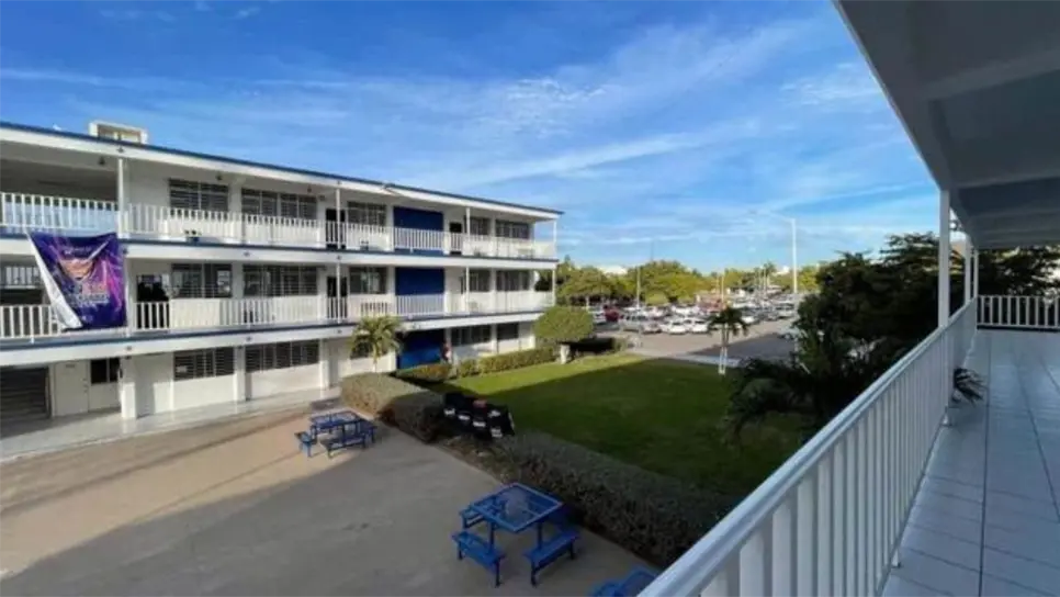 Estudiantes y jubilados de la UAS se manifestaron con pancartas en uno de los accesos principales de la Ciudad Universitaria la mañana de este jueves, 27 de noviembre