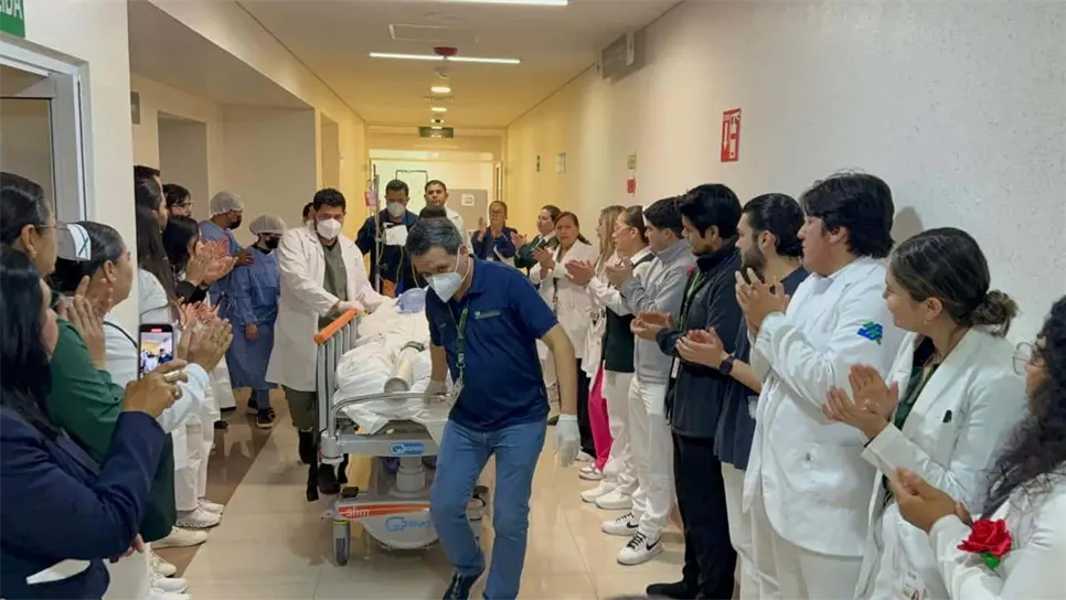 Personal médico brindó un emotivo homenaje al joven héroe. (FOTO: Clailine Montoya).