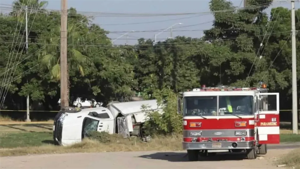 Vuelca camioneta con huachicol en canal de la avenida Santa Rosa en Mazatlán