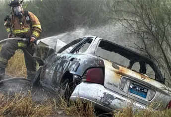 Se sale de la México 15 y termina incendiado en el entronque de Compuertas