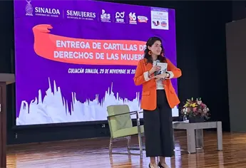 Ana Chiquete entrega la Cartilla de los Derechos de las Mujeres en la UPES, en Culiacán