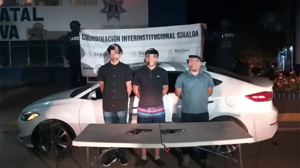 Los detenidos y el vehículo asegurado. (FOTO: Cortesía)-