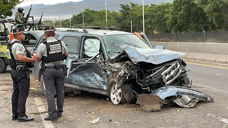 FOTO: Conductor se durmió y chocó su camioneta contra un árbol; hay dos lesionados leves fueron atendidos por paramédicos