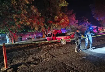Dos hombres pierdan la vida prensados tras chocar contra un árbol en el ejido Los Torres, El Fuerte