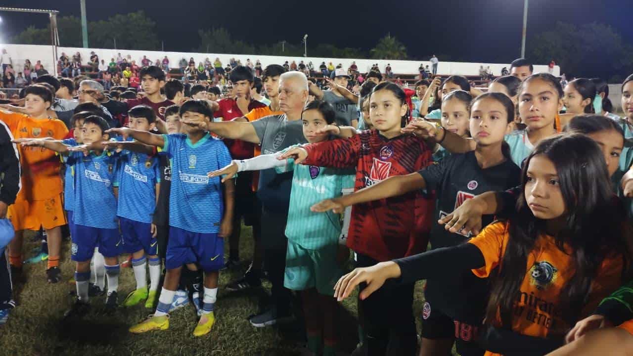 Inauguran temporada 2025-2026 de la Liga Municipal de Futbol en honor a Roberto Berumen