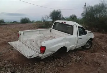 Hallan camioneta volcada y abandonada frente al campo de tiro en Ruiz Cortines