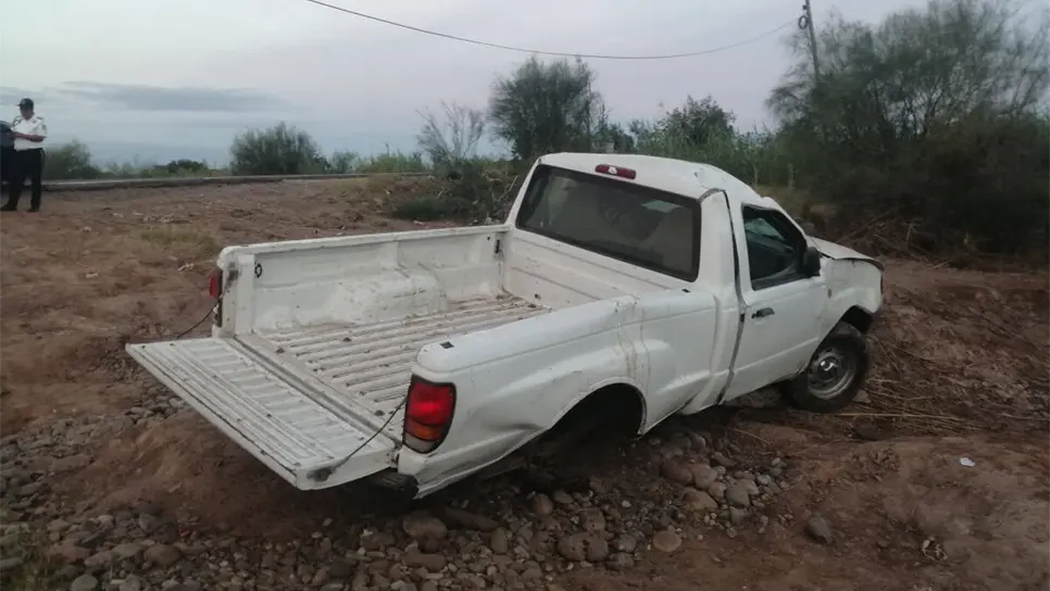 FOTO: Hallan camioneta volcada y abandonada frente al campo de tiro en Ruiz Cortines