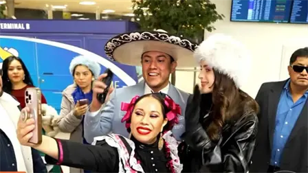 Miss Universo Fátima Bosch aterriza en Nueva York y vive colorida bienvenida al ritmo del mariachi | VIDEO