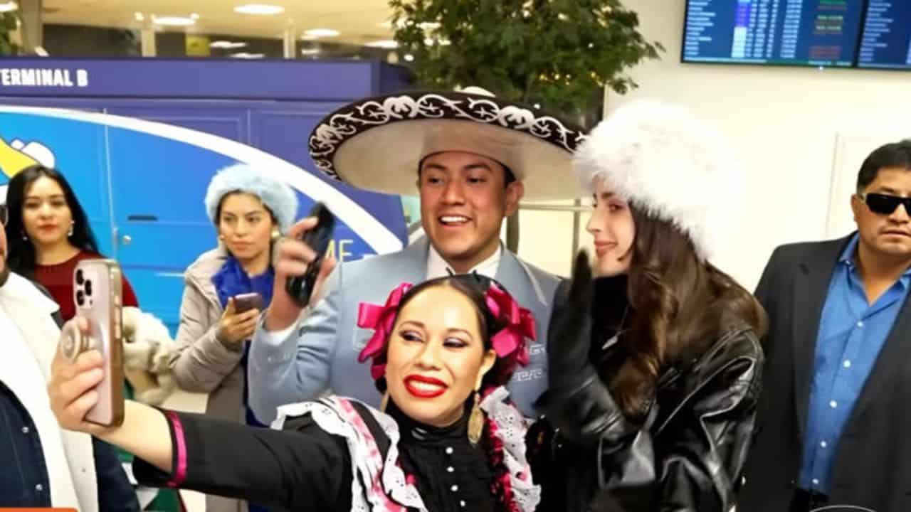 Miss Universo Fátima Bosch aterriza en Nueva York y vive colorida bienvenida al ritmo del mariachi | VIDEO