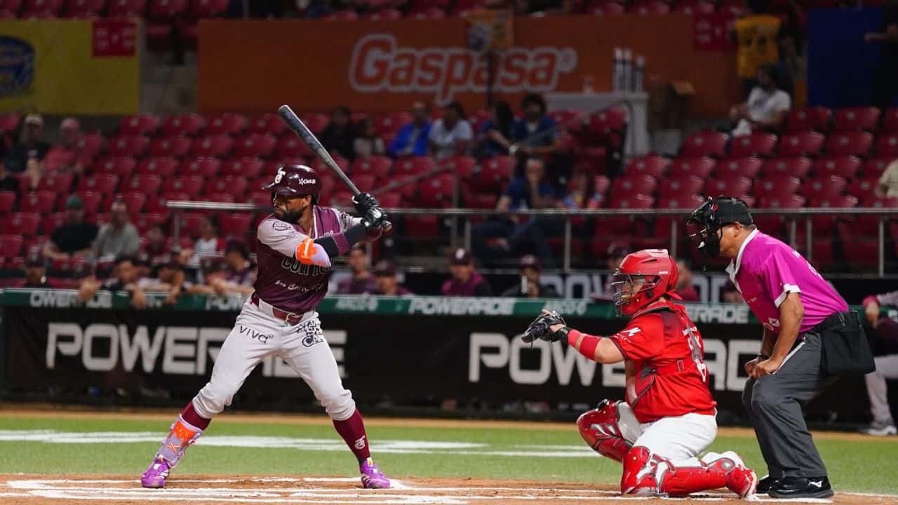 Tomateros sobreviven y conquistan la victoria en extra innings