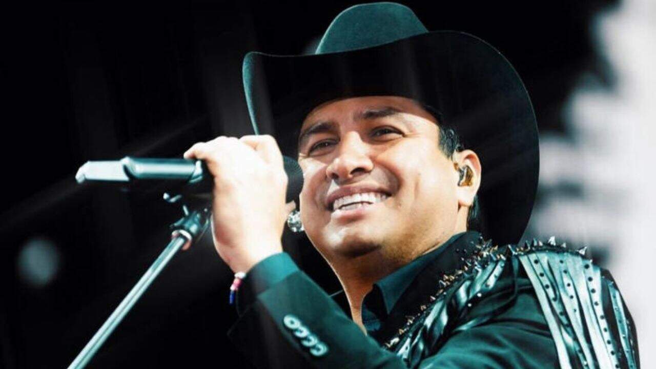 Julión Álvarez detiene su concierto para reclamar a fans por aventar celulares