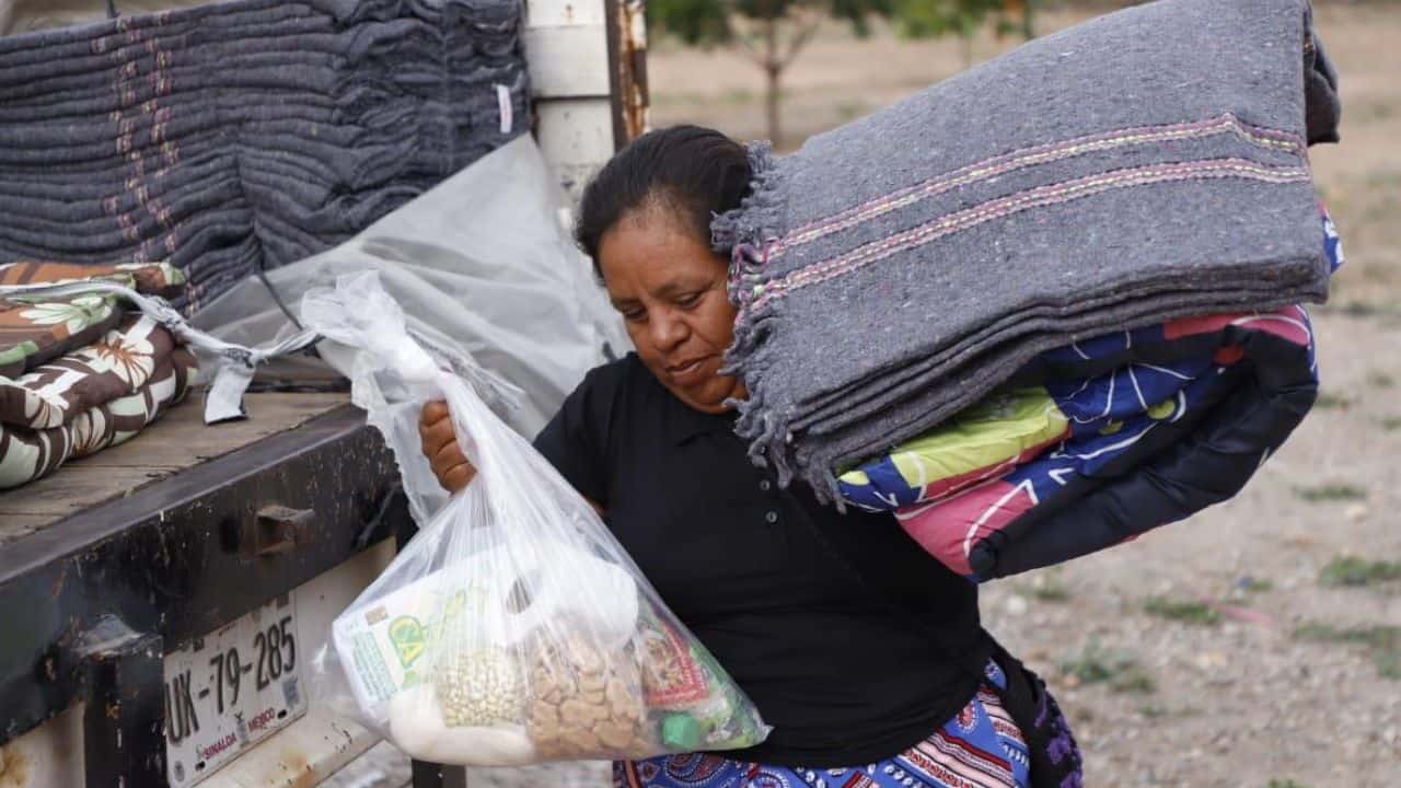 Apoyan a comunidades vulnerables de Mazatlán; DIF entrega casi 200 insumos contra el frío
