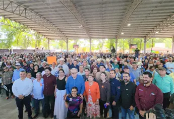 Rocha Moya entrega más de 3 mil títulos de propiedad en Guasave