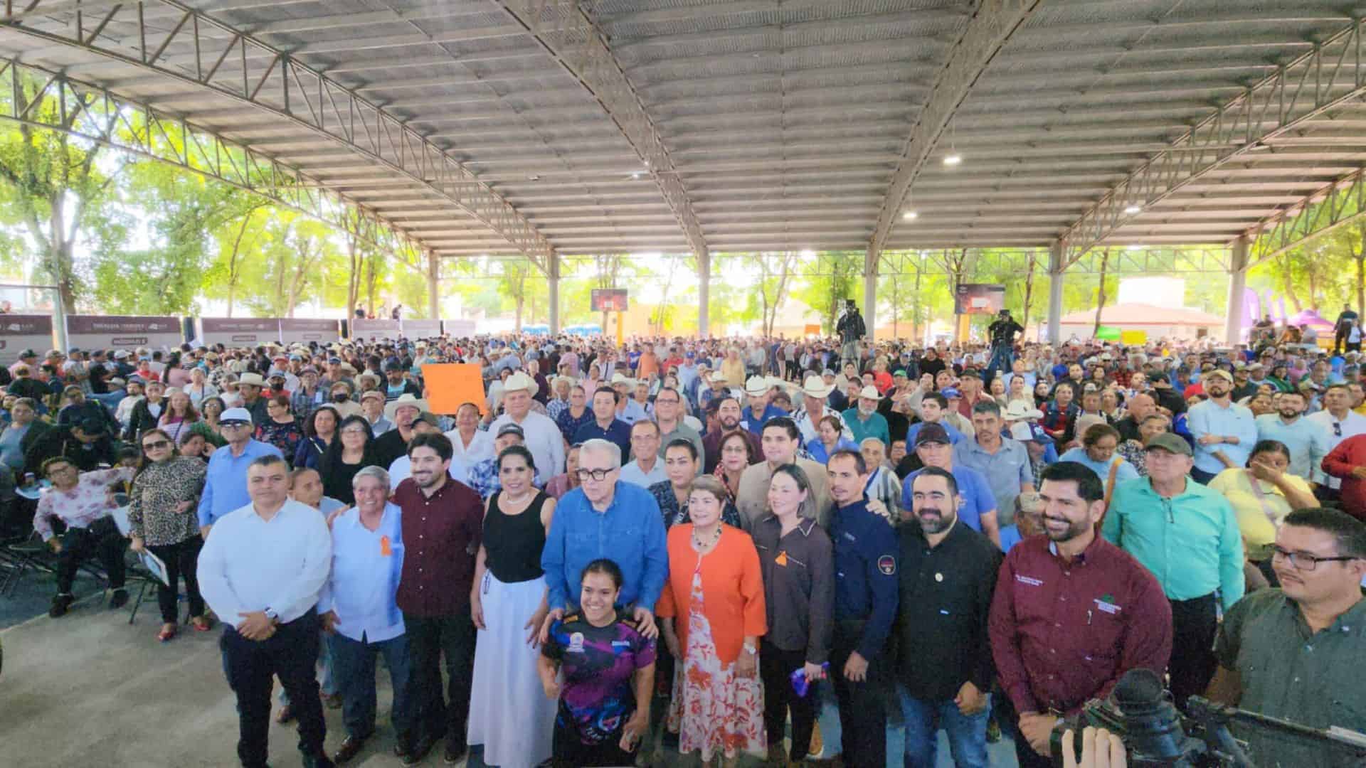 Rocha Moya entrega más de 3 mil títulos de propiedad en Guasave