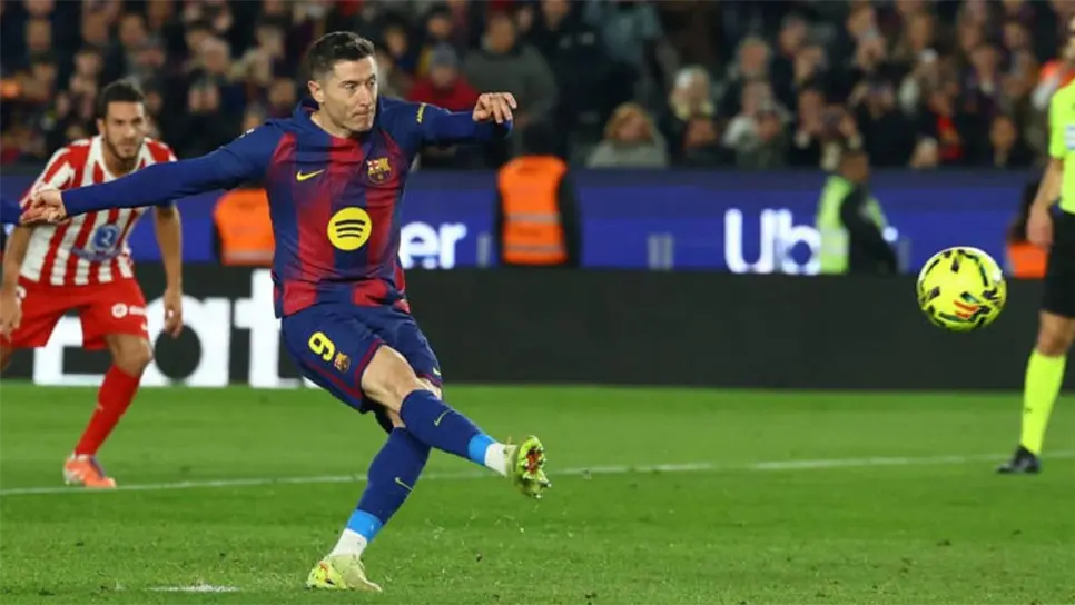 Una cosa muy parecida se vivió en el futbol español, donde el estelar jugador polaco Robert Lewandowski imitara al mexicano en el partido entre el FC Barcelona y Atlético de Madrid