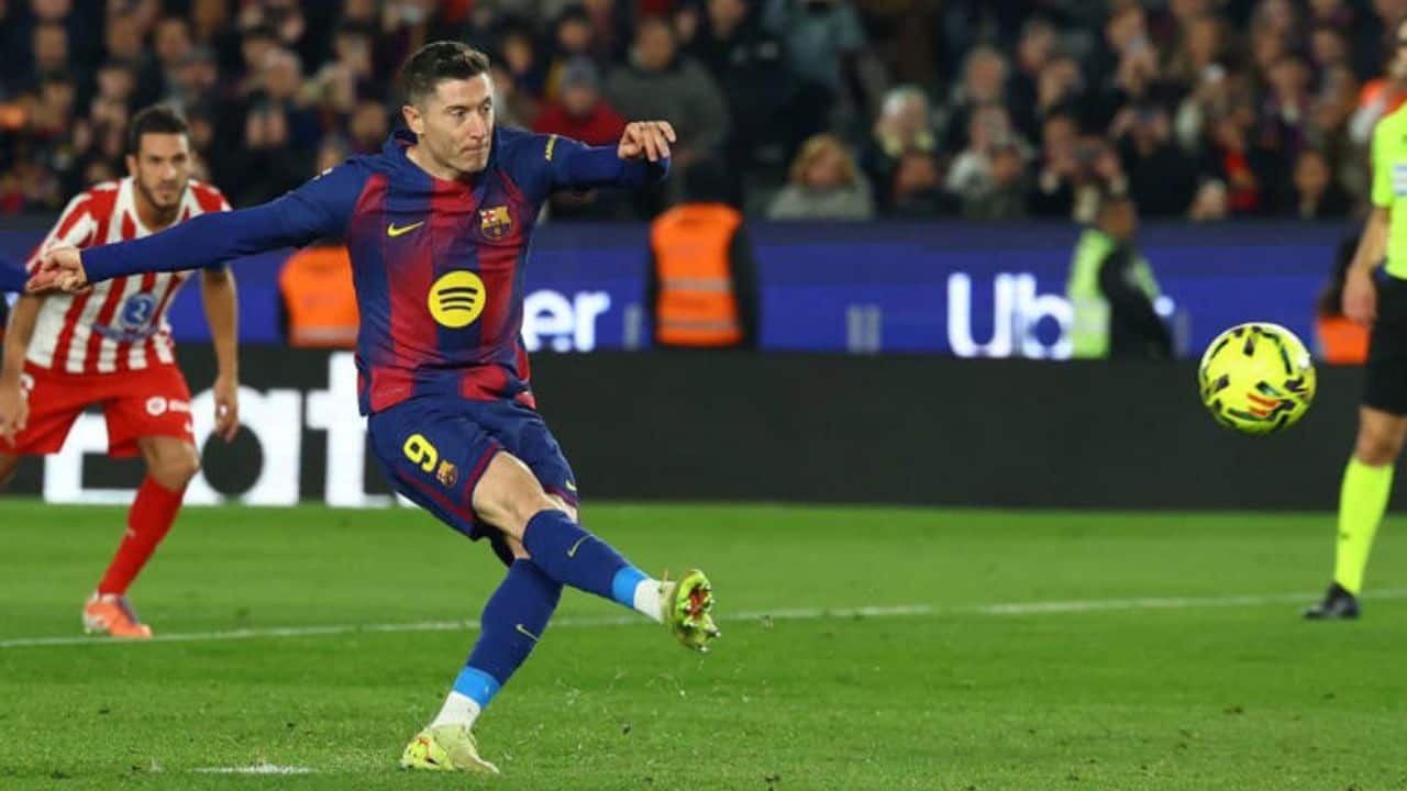 Robert Lewandowski emula a Chicharito con insólito penal fallado ante el Atlético de Madrid | VIDEO