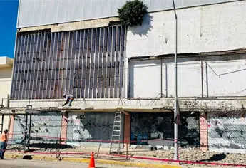 Tras años de riesgo, inicia demolición de la marquesina de "La Violeta" en el Centro de Los Mochis