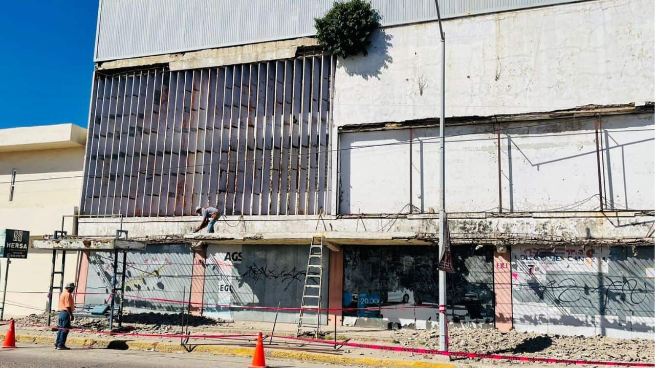 Tras años de riesgo, inicia demolición de la marquesina de La Violeta en el Centro de Los Mochis