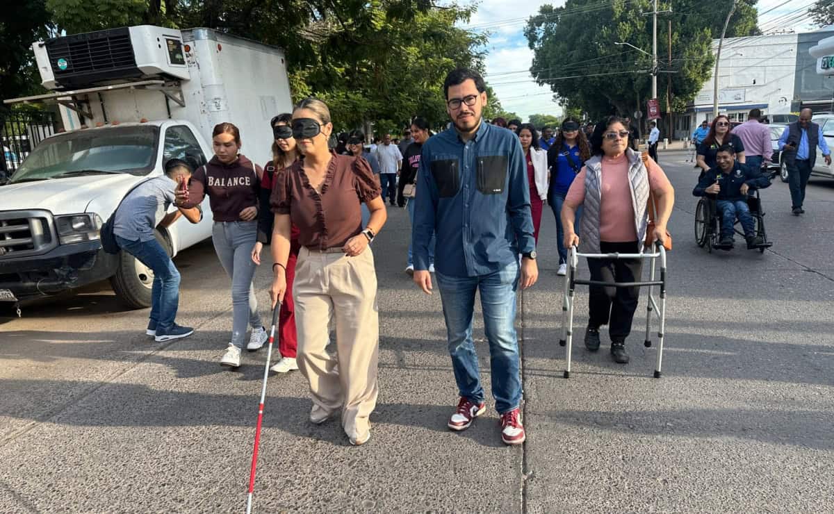 Funcionarios ciegos y con discapacidad recorren las calles de Los Mochis