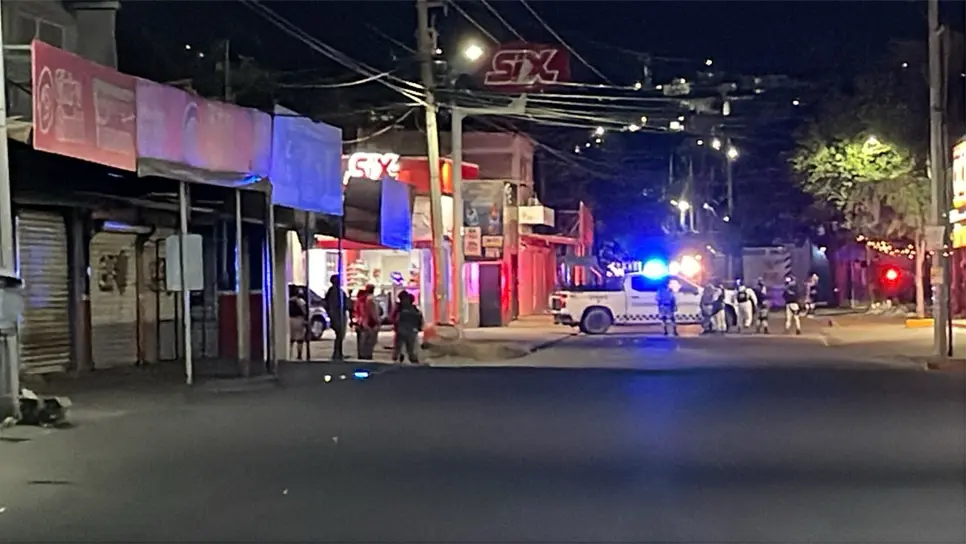 Los cuerpos de las víctimas quedaron a la entrada del expendio. (FOTO: Ángel Beltrán).