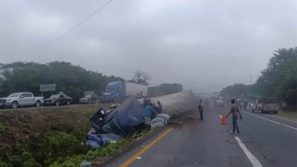 FOTO: Diversas carreteras presentan cierres totales e intermitentes debido a manifestaciones de transportistas; se pide máxima precaución al conducir, revise su ruta