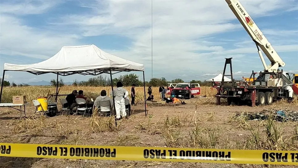 De manera paralela, el colectivo Mujeres Rastreadoras Sabuesos Guerreros confirmó que, en su jornada de búsqueda, también lograron ubicar restos óseos dentro de la misma noria, reiterando que aún no existe confirmación oficial sobre si corresponden a uno o varios cuerpos