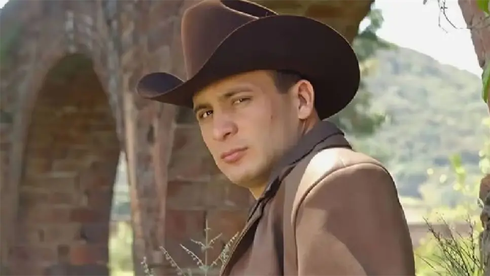 El famoso Gallo de Oro en la grabación se ve acompañado de un mariachi y por su grupo de amigos, donde este se le puede ver alegre y siendo animado por los asistentes de cantar la canción que catapultó al estrellato a Pedrito Fernández