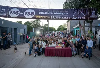 Juan de Dios Gámez entrega tres calles pavimentadas en la colonia Amistad, al oriente de Culiacán