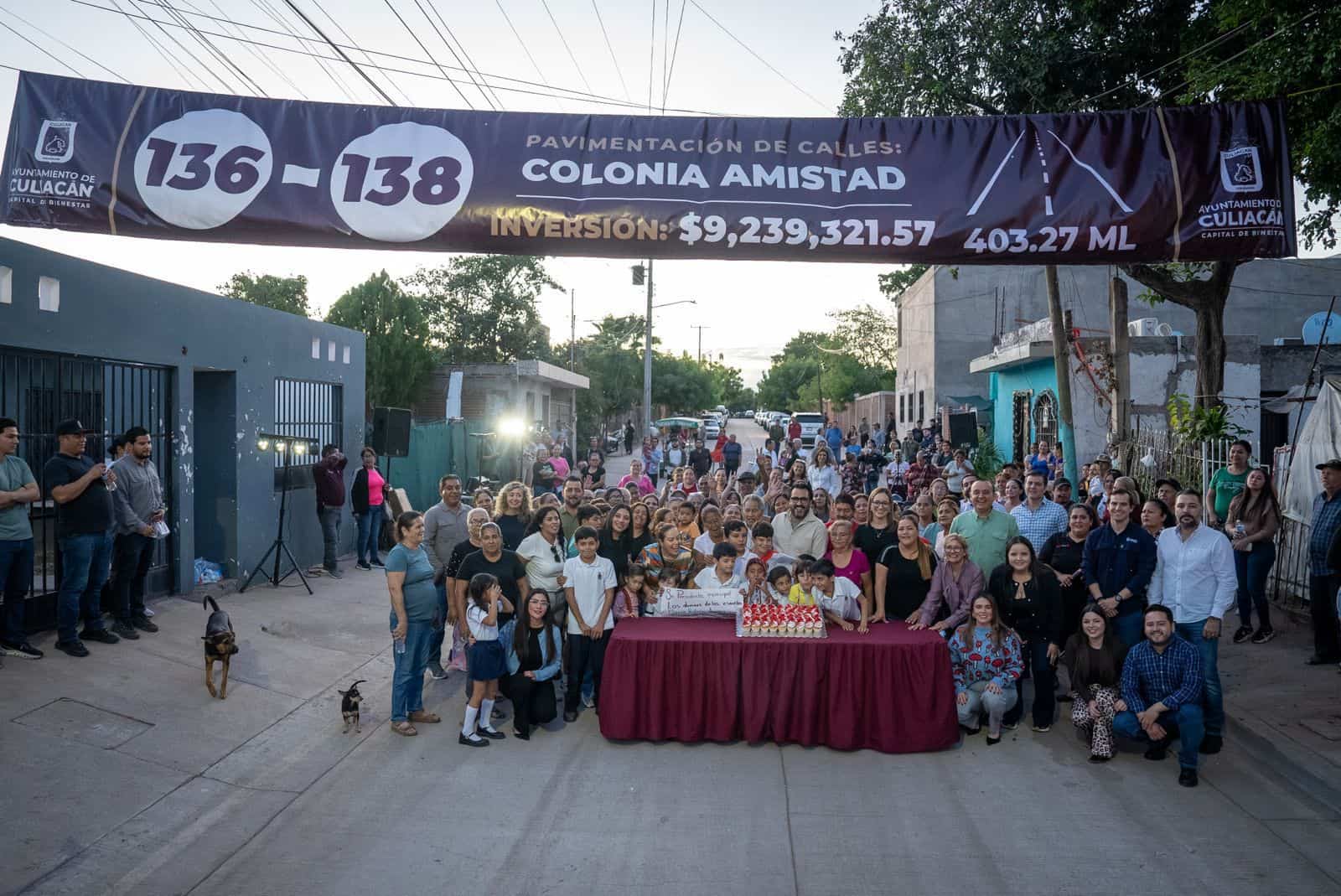 Juan de Dios Gámez entrega tres calles pavimentadas en la colonia Amistad, al oriente de Culiacán