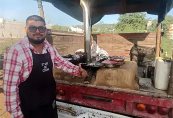 Tacos mi ranchito: La camioneta con hornilla de barro que causa sensación en Mazatlán
