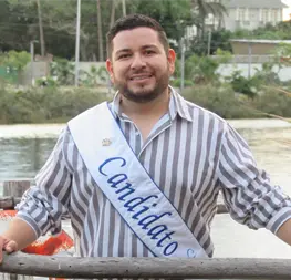Desde niño, Víctor soñó con ser Rey del Carnaval de Mazatlán; hoy, junto a su porra naranja, busca la corona